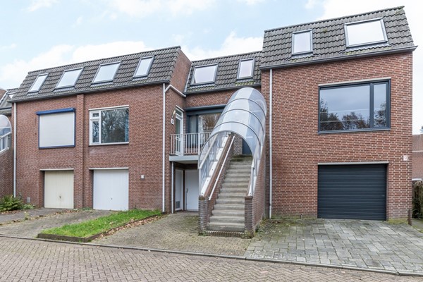 Foto - Te koop: Op goede, rustige en centrale locatie in Eikenderveld gelegen instapklare tussenwoning met 2 slaapkamers, berging op de begane grond en een dakterras. 